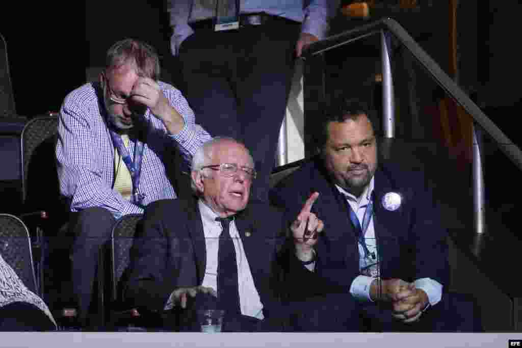 El senador estadounidense por Vermont y ex precandidato presidencial Bernie Sanders (c) asiste al segundo día de la Convención Nacional Demócrata &nbsp;en el Centro Wells Fargo en Filadelfia (EE.UU.)