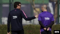 El entrenador del FC Barcelona, Luis Enrique Martínez (i), junto al defensa argentino Javier Mascherano (d), durante el entrenamiento que el equipo azulgrana ha realizado el viernes en la ciudad deportiva Joan Gamper. 