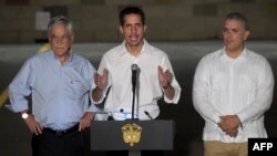 El líder venezolano Juan Guaidó en una conferencia de prensa al concluir el concierto "Venezuela Aid Live", junto a los presidentes de Chile, Sebastián Piñera (izq.) e Iván Duque, de Colombia (der.) AFP. 