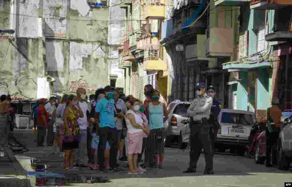 Polic&#237;as en La Habana controla hilera de compradores en tiendas para comprar con d&#243;lares de EEUU.