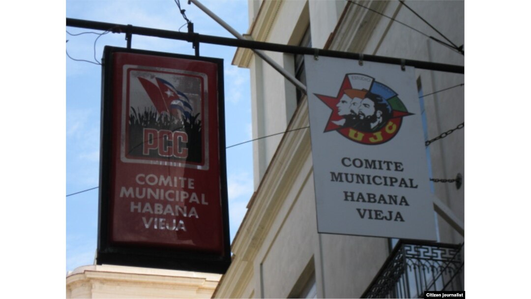 Reporta Cuba. Militantes del PCC tienen la encomienda de vigilar a los feligreses.