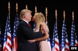 Donald Trump (i) saluda a su hija, Ivanka, antes de ofrecer su discurso.