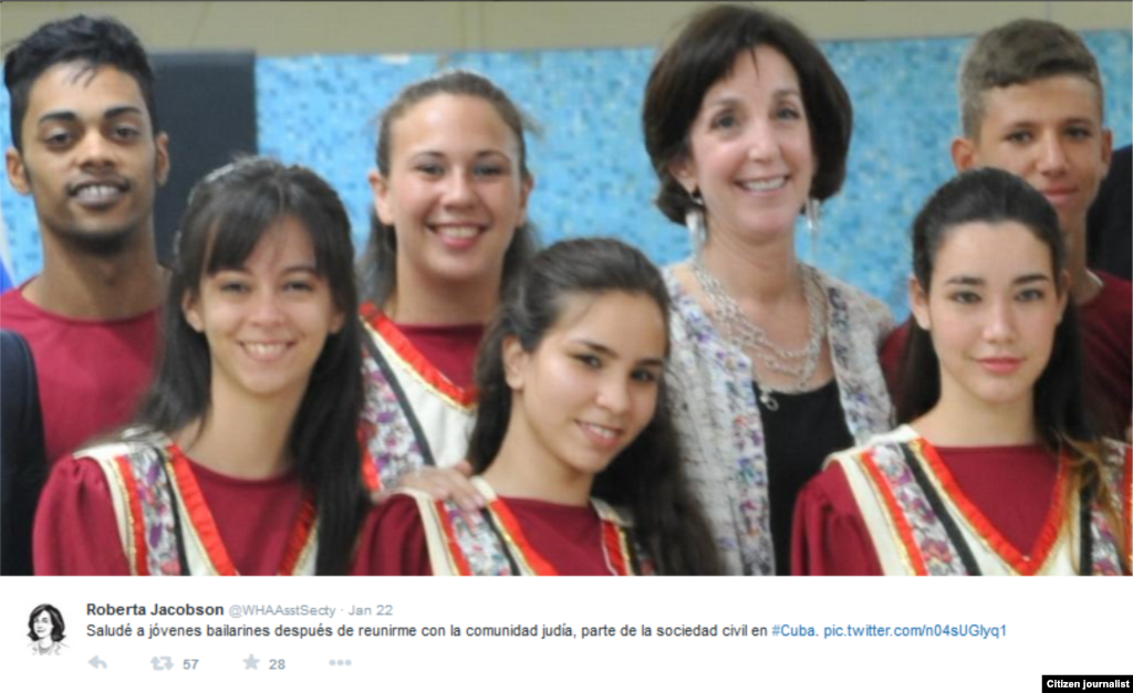 Jacobson publicó en su cuenta de Twitter una foto con bailarines de la comunidad hebrea cubana. 