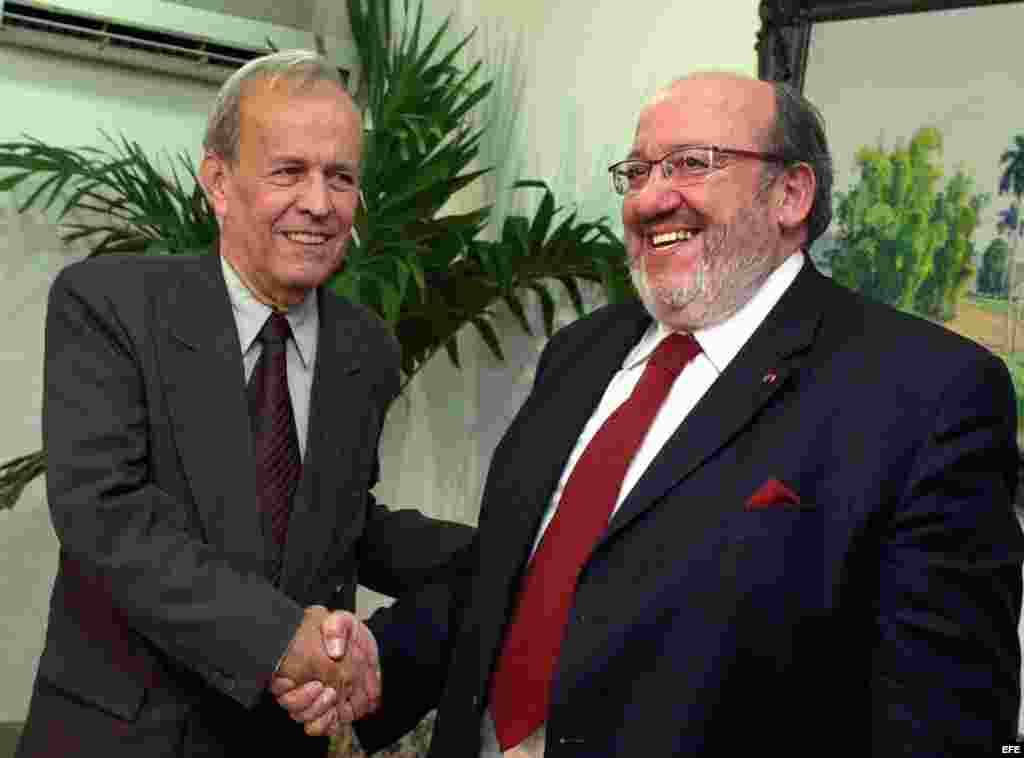 Archivo 2005.- El entonces presidente del parlamento cubano, Ricardo Alarcón de Quesada (izq), saluda al comisario europeo de Desarrollo y Ayuda Humanitaria, Louis Michel, de visita en Cuba.