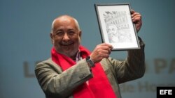 El escritor cubano Leonardo Padura posa con el premio de honor del Festival Aragón Negro.