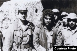 Ernesto Guevara arrestado, junto a Félix I. Rodríguez (i)