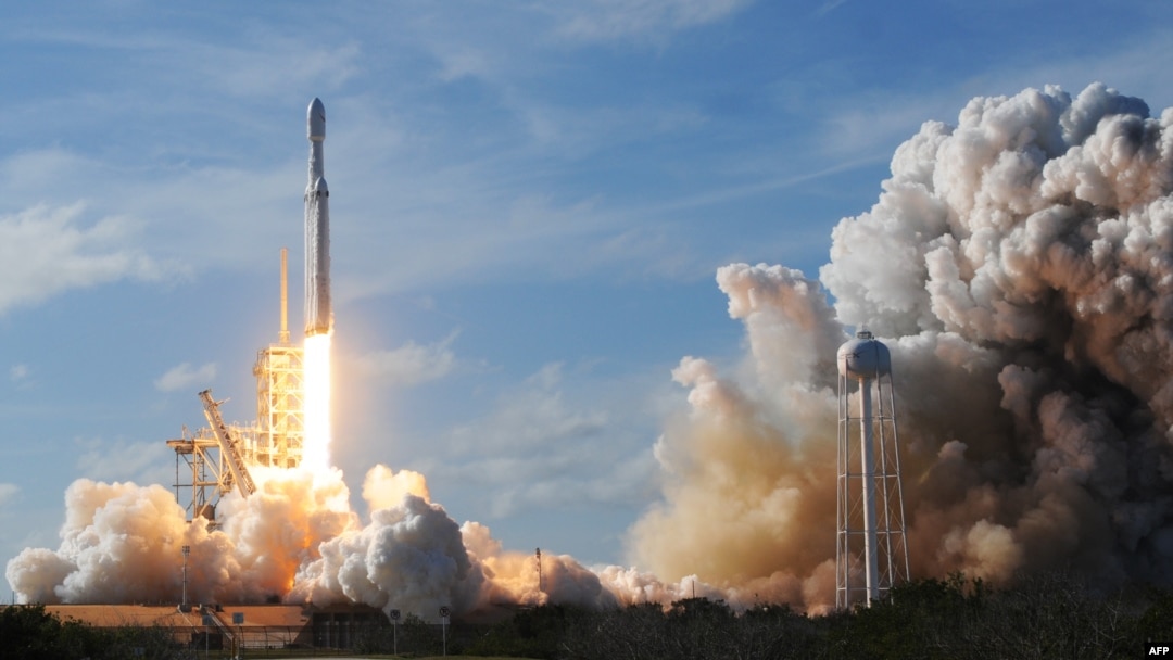 El SpaceX Falcon es lanzado desde el Pad 39A en el Centro Espacial Kennedy en Florida, el 6 de febrero de 2018.
