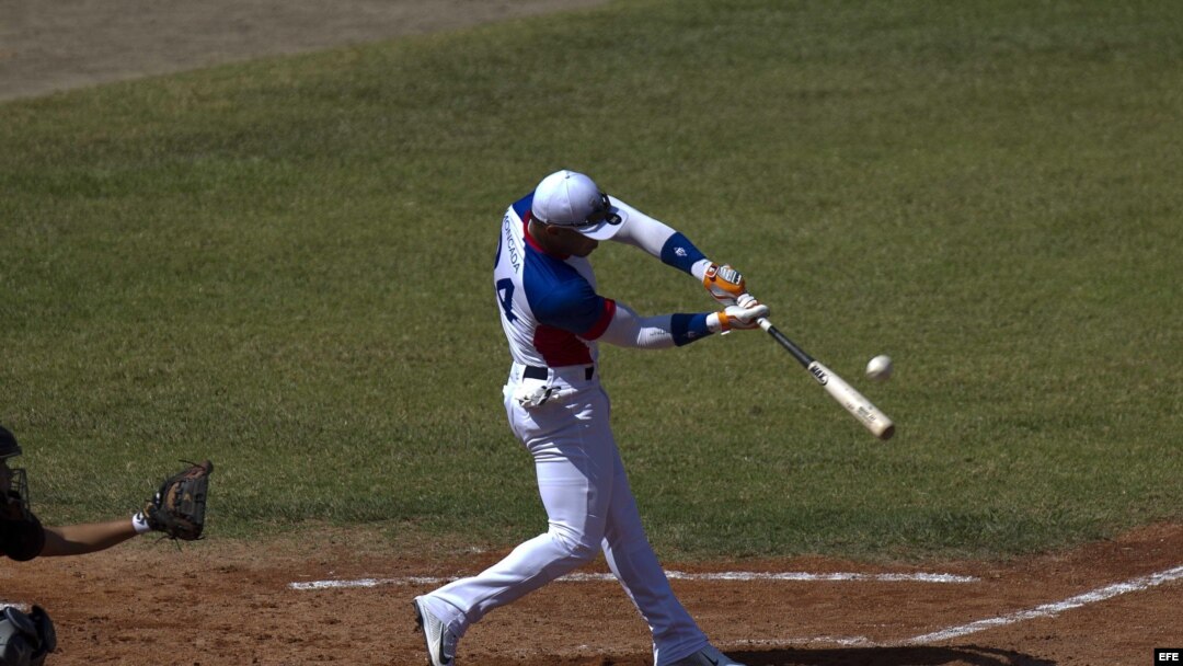 Yoan Moncada exhibe su poderío ante los cazatalentos. 