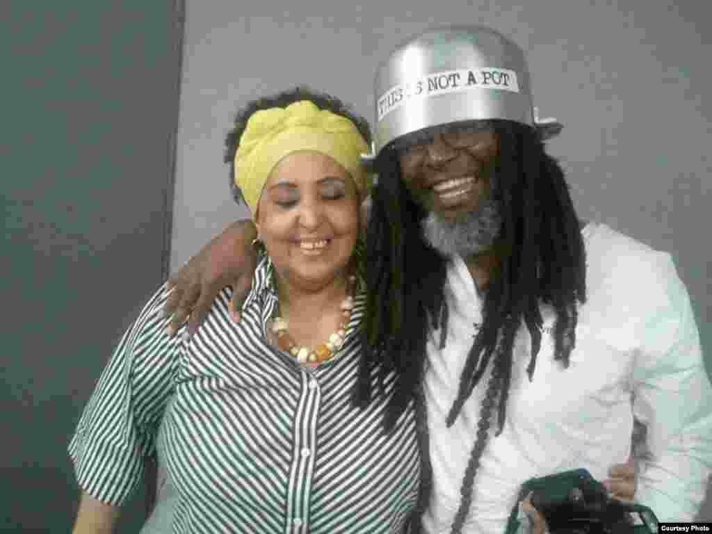 Vicki Ruiz, de los Martí junto a Amaury Pacheco, del grupo Onmi Zona Franca