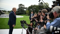 El presidente de los Estados Unidos, Donald Trump, habla con la prensa antes de abordar el Marine One al partir desde el Jardín Sur de la Casa Blanca en Washington D. C., el 9 de octubre de 2026.