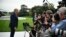 El presidente de los Estados Unidos, Donald Trump, habla con la prensa antes de abordar el Marine One al partir desde el Jardín Sur de la Casa Blanca en Washington D. C., el 9 de octubre de 2026.