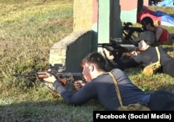Estudiantes universitarios participan en los ejercicios militares en Cuba.