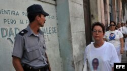 Fotografía de archivo. Policía acosa a Damas de Blanco.