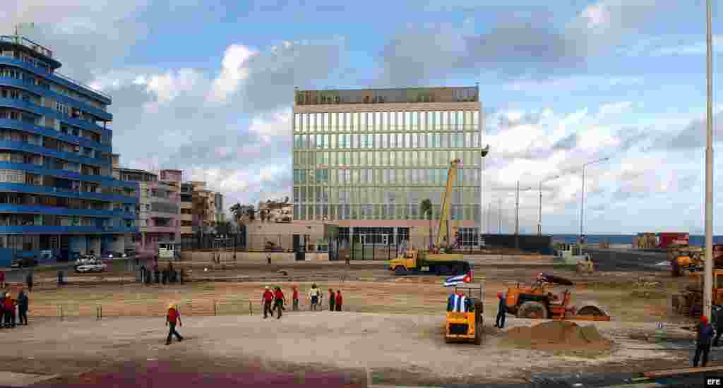 En enero del 2006 un grupo de obreros de construcción trabajan en una ampliación de la tribuna anti-imperialista José Martí ubicada frente a la Sección de Intereses de EEUU en La Habana. Foto Archivo