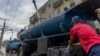 Una pipa de agua se vuelve impagable para la mayoría de los cubanos afectados.