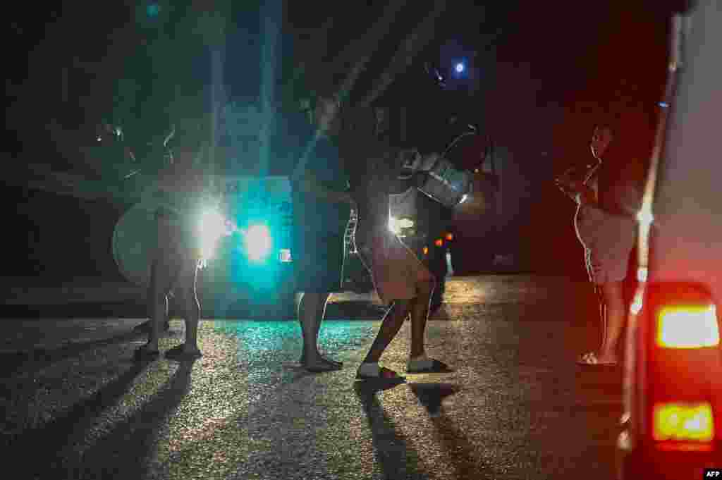 Residentes bloquean el tráfico en un barrio de San Miguel del Padrón, en La Habana, el 24 de julio de 2026; golpean cacerolas, arrojan basura a la calle y prenden fuego en señal de protesta por los continuos apagones y la escasez de agua. (Foto de ADALBERTO ROQUE / AFP)