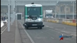 Primer autobús sin conductor recorre las calles de París