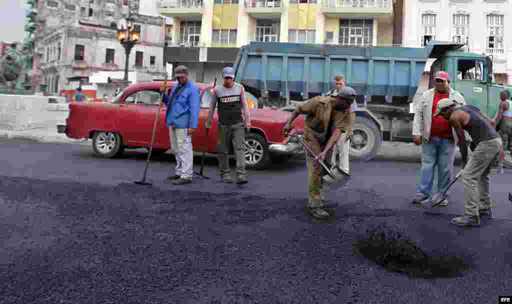 Trabajadores realizan reparaciones de una calle junto al Prado habanero hoy, viernes 18 de marzo del 2016, en La Habana (Cuba).