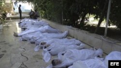 Fotografía facilitada por el Comité Local de Arbeen que muestra los cuerpos sin vida de varios sirios tras un supuesto ataque con gases tóxicos perpetrado por las fuerzas de seguridad sirias en Arbeen a las afueras de Damasco (Siria) hoy, miércoles 21 de 