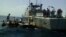Miembros de la Armada de México dan auxilio a una balsa con ciudadanos cubanos, frente a las costas del estado de Yucatán.