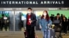 Pasajeros procedentes de Shanghai, China, arriban al aeropuerto internacional de Los Angeles, en California el 26 de enero. (REUTERS/Ringo Chiu)