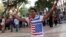 Un hombre posa con una camiseta con las banderas de EEUU y Cuba, el 20 de enero de 2016, en el Paseo del Prado de La Habana.