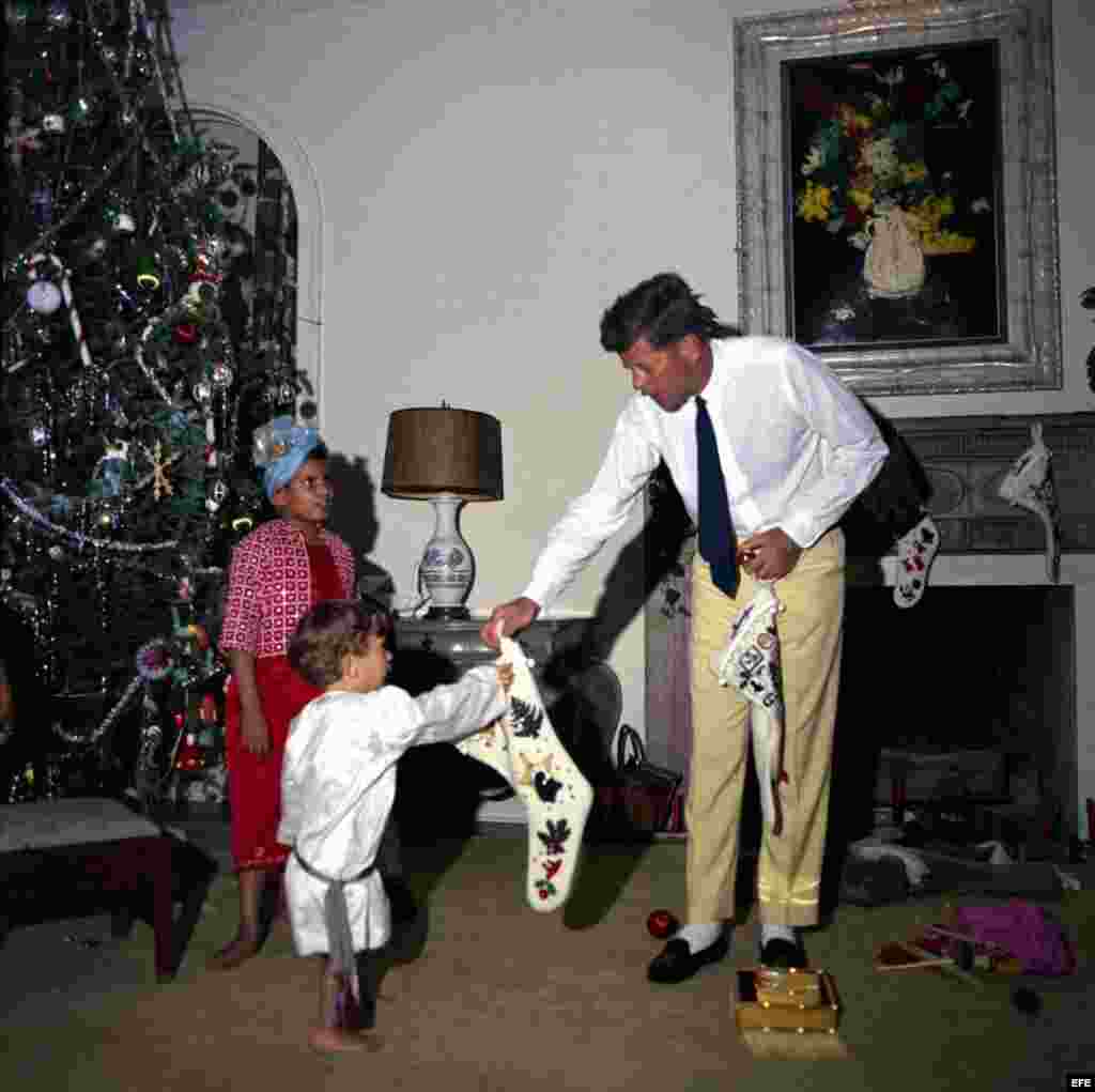 John F. Kennedy junto a su hijo John (c) y Gustavo Paredes (i), hijo de la asistente personal de Jacqueline Kennedy. 