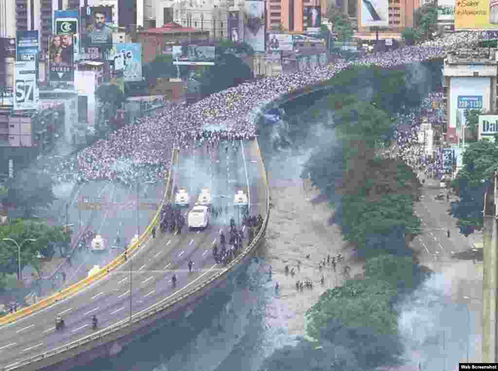 Multitudinaria protesta opositora en Venezuela.