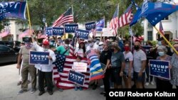 Exiliados Cubanos y Venezolanos brindaron su apoyo al Senador M. Rubio frente a su residencia .