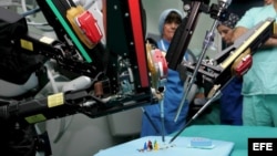 Brazos mecánicos de la primera máquina robótica capaz de realizar una cirugía.