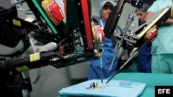 Brazos mecánicos de la primera máquina robótica capaz de realizar una cirugía.