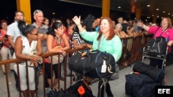 Un grupo de personas aguarda la llegada de sus familiares y amigos en el vuelo de Nueva York a La Habana.