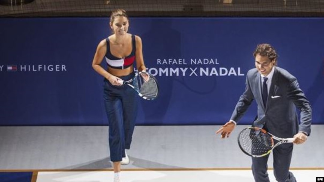 Rafael Nadal (d) junto con una modelo durante la presentación de una colección masculina de moda de Tommy Hilfiger.