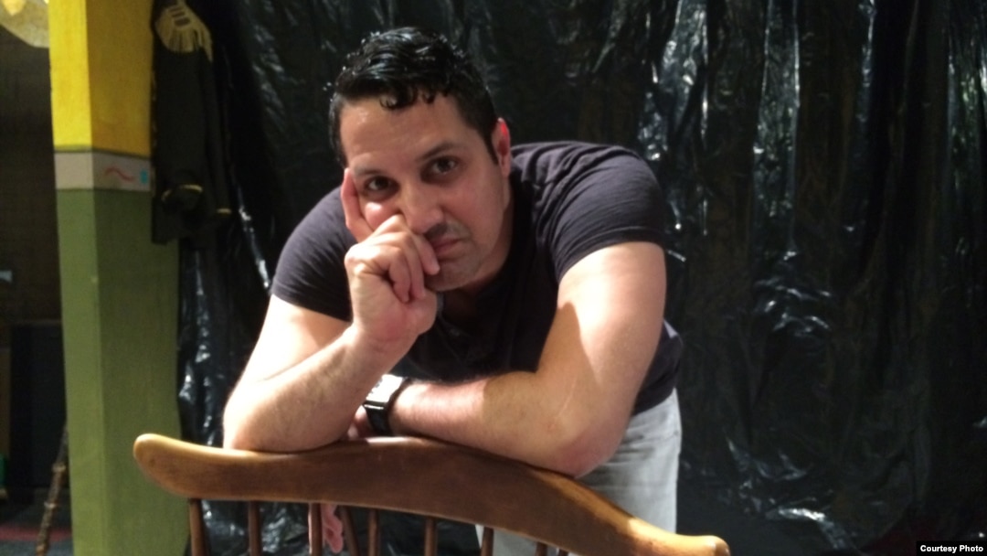 Erom Jimmy, dramturgo y director de escena, esta semana en Miami. (foto Jorge Ignacio Pérez)