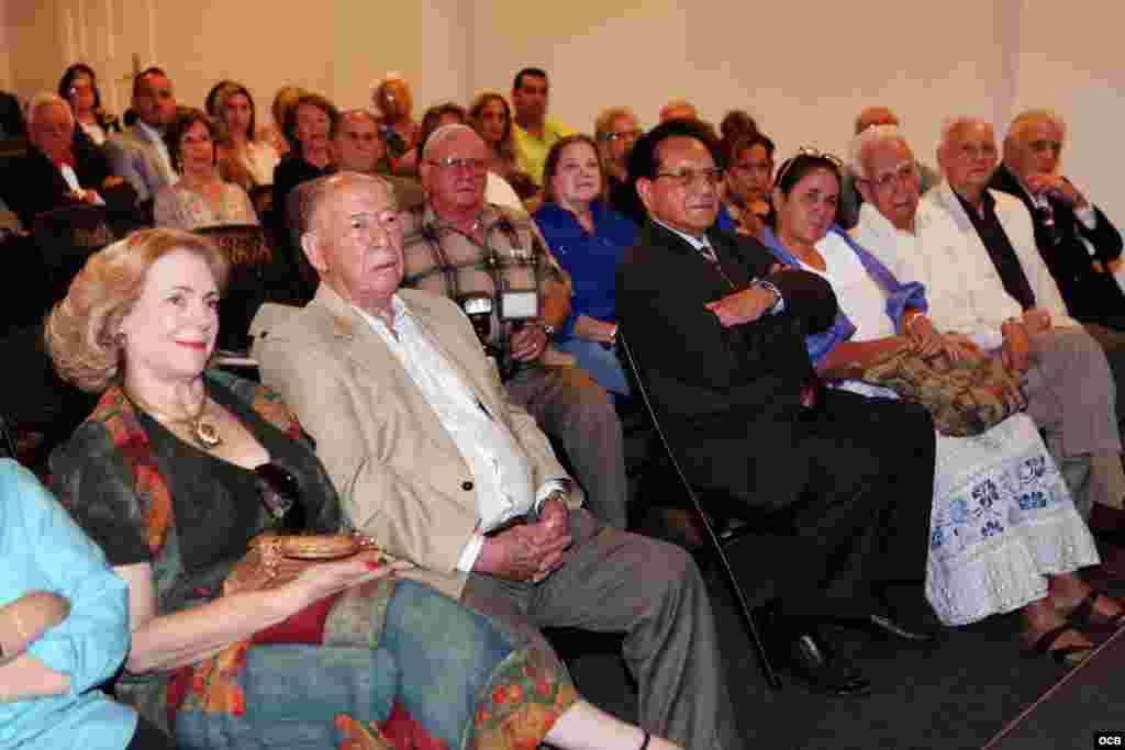 Asistentes a la presentacion de la serie documental "La iglesia que creció con el exilio".Roberto Koltun, OCB.