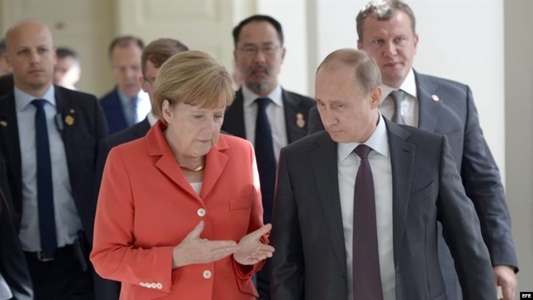 El presidente de Rusia, Vladimir Putin, y la canciller de Alemania, Angela Merkel.