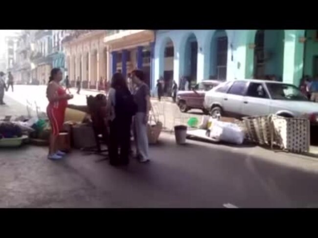 Joven protagoniza protesta en las calles de La Habana