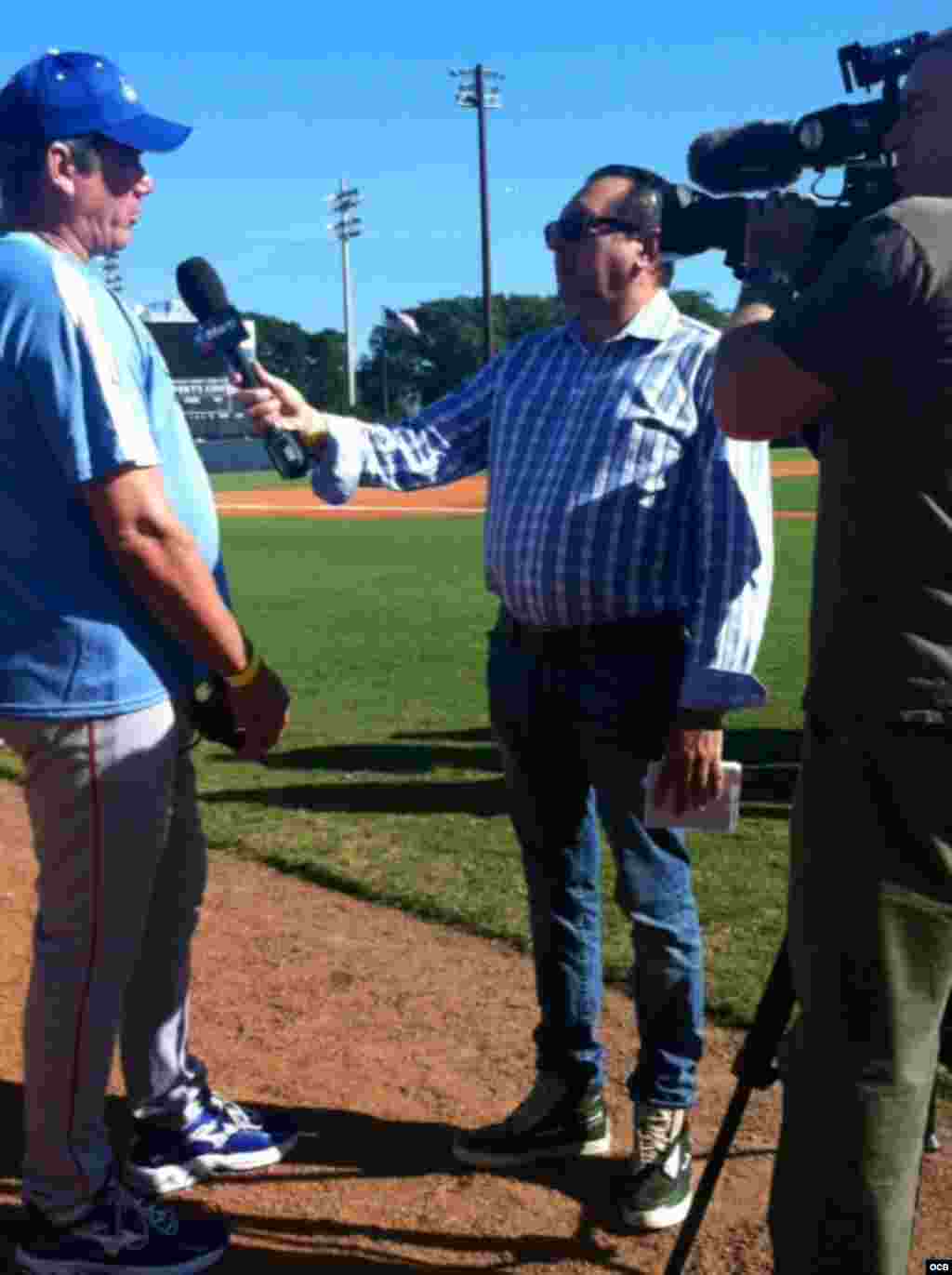 Edemio Navas (d) conversó con el ex lanzador de Grandes Ligas Rolando Arrojo. El villaclareño debutó en las Mayores el 1 de abril de 1998 con los Tampa Bay Devil Rays y se despidió el 22 de septiembre de 2002 con el equipo Boston Red Sox. Tuvo récord de 40-42 y un promedio de carreras limpias permitidas de 4.55.