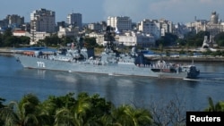 El buque escuela Smólniy, el patrullero Neustrahimiy y el buque petrolero de alta mar Yelnya entraron al Puerto de La Habana.