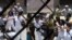 Fuerzas represivas detienen a Berta Soler y otras Damas de Blanco este domingo en la sede del movimeinto opositor en La Habana. (Fotos: Angel Moya)