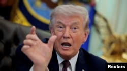 El presidente de EEUU, Donald Trump, firma una orden ejecutiva en la Casa Blanca.