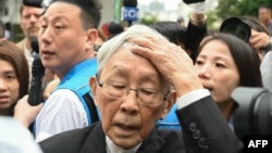 Joseph Zen, cardenal de 92 años de edad, se retira del tribunal de West Kowloon, donde observó el juicio "de seguridad nacional" el 19 de noviembre de 2o24. (Peter Parks/AFP).