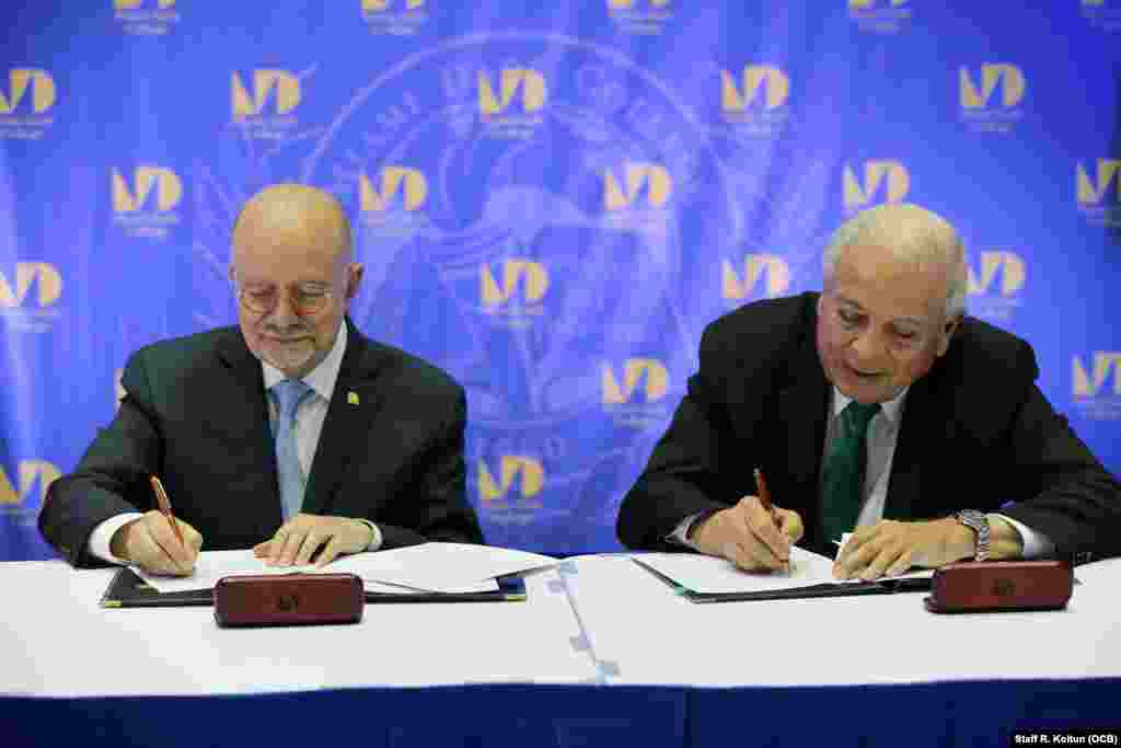 Eduardo Padrón, presidente del MDC, y Tomás Regalado (der.), director de Radio TV Martí, durante la firma del convenio.