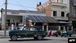 Paneles solares en un negocio privado en el barrio de Vedado de La Habana para garantizar el suministro de electricidad en medio de la crisis energética. 