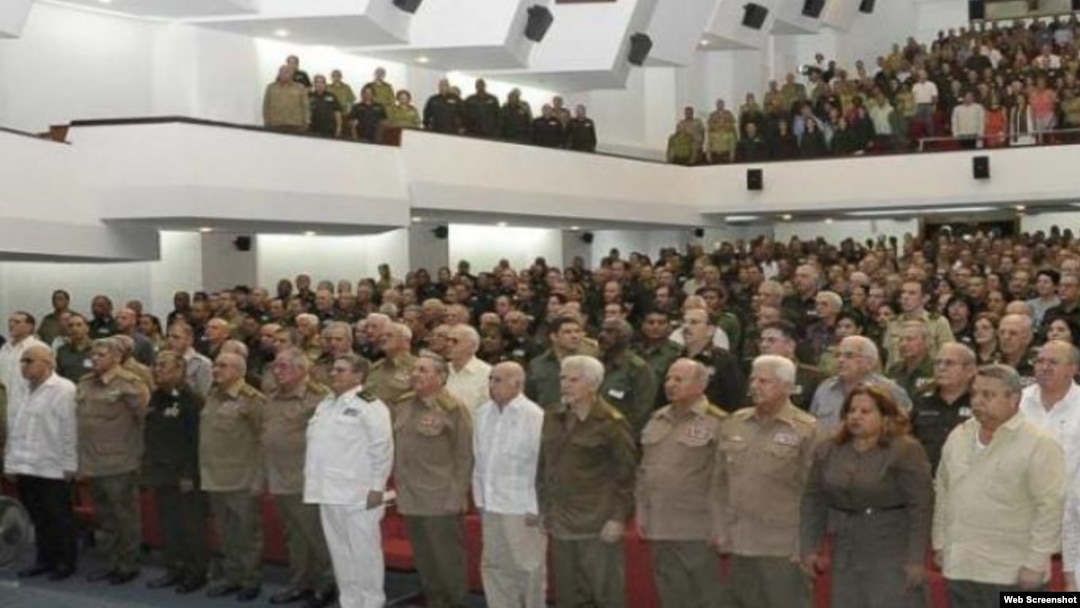 Raúl Castro posa junto a oficiales cubanos de las Fuerzas Armadas y del Ministerio del Interior.