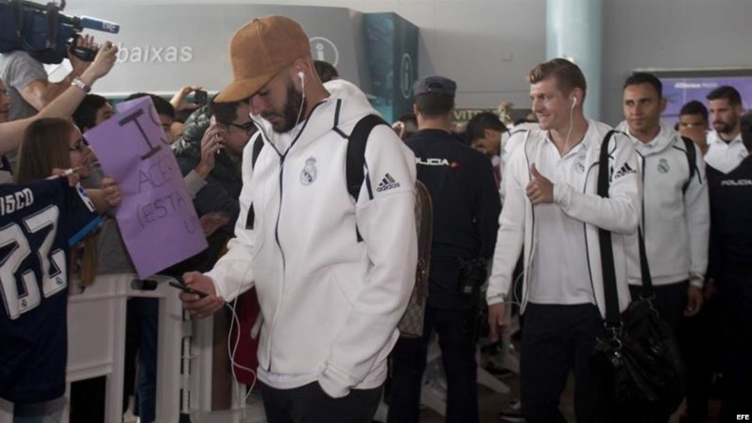 Los jugadores del Real Madrid Karim Benzema (i), Toni Kroos (c) y Keylor Navas, a su llegada hoy al Aeropuerto de Vigo.