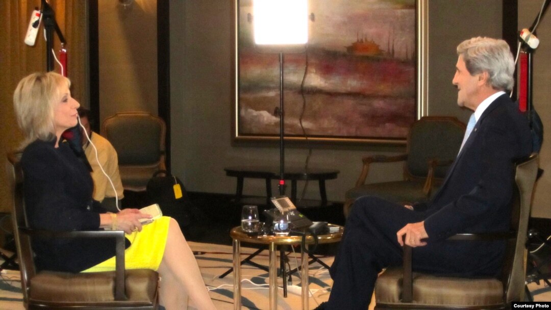 Andrea Mitchell, de NBC, entrevista al secretario de Estado John Kerry. Archivo.
