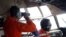 Soldados de la Fuerza Aérea indonesia sobrevuelan la isla de Bangka durante las labores de búsqueda del avión de AirAsia desaparecido.