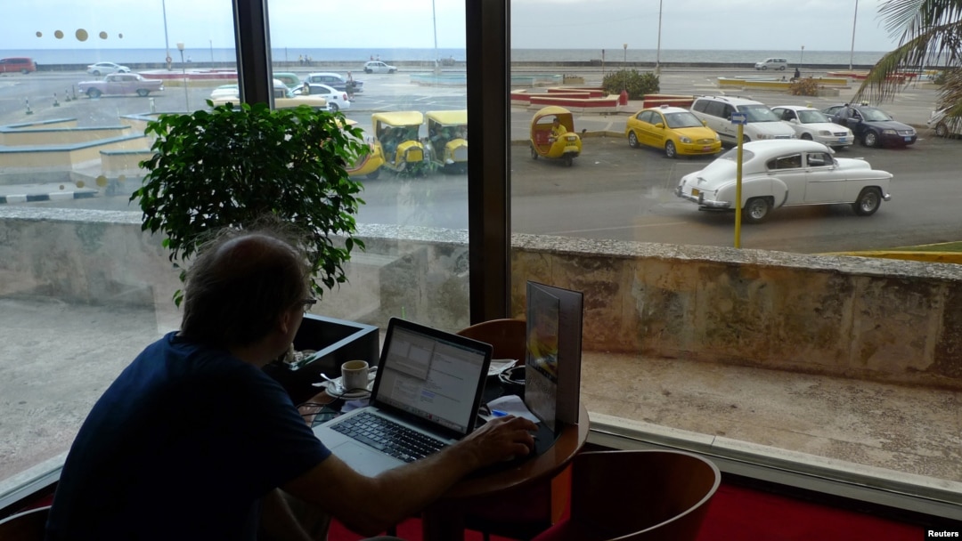 Un hombre se conecta con el wireless en el lobby de un hotel de La Habana