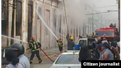 Reporta Cuba. Incendio en la fábrica de picadura Segundo Quincosa, antigua Regalías el Cuño, Centro Habana. Foto: @donsayut.